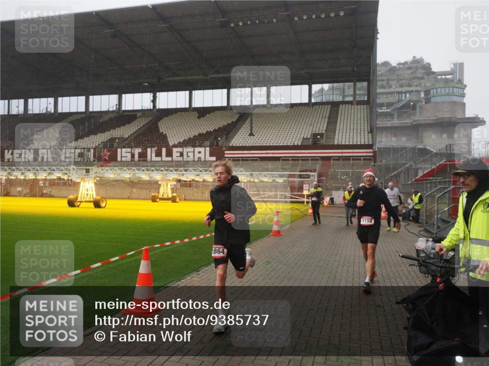 07.12.2025 - St. Pauli X-Mass-Run No. 15 Fabian Wolf http://msf.ph/oto/9385737 07.12.2025 10:14:33 Ziel 352, 1158, 2564, 2617, 2618, 2864, 3565, 4508, 4545 meine-sportfotos.de