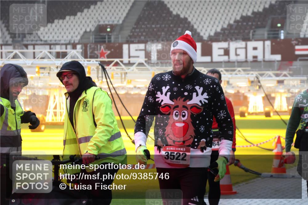 07.12.2025 - St. Pauli X-Mass-Run No. 15 Luisa Fischer http://msf.ph/oto/9385746 07.12.2025 10:18:18 Ziel 70, 910, 18, 15, 3522, 64, 1161, 1162, 1963, 2663, 2688, 2725, 2952, 3804, 4127, 4227 meine-sportfotos.de