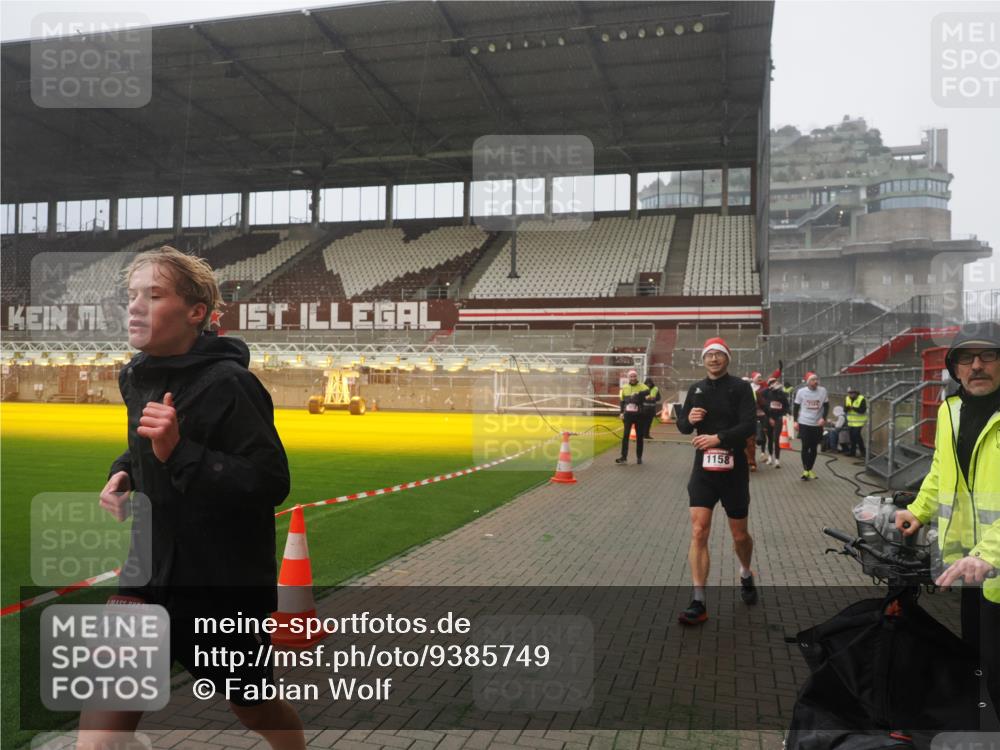 07.12.2025 - St. Pauli X-Mass-Run No. 15 Fabian Wolf http://msf.ph/oto/9385749 07.12.2025 10:14:33 Ziel 352, 1158, 2564, 2617, 2618, 2864, 3565, 4508, 4545 meine-sportfotos.de
