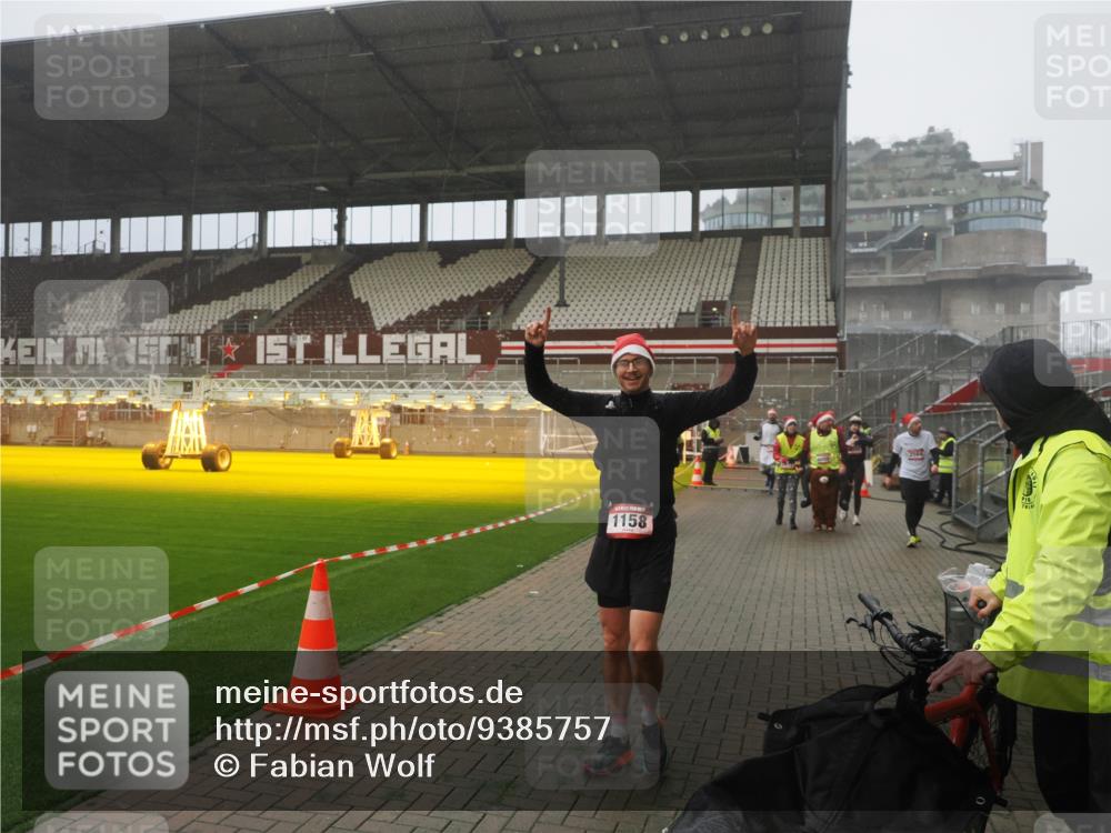 07.12.2025 - St. Pauli X-Mass-Run No. 15 Fabian Wolf http://msf.ph/oto/9385757 07.12.2025 10:14:34 Ziel 352, 1158, 2564, 2617, 2618, 2864, 3565, 4508, 4545 meine-sportfotos.de