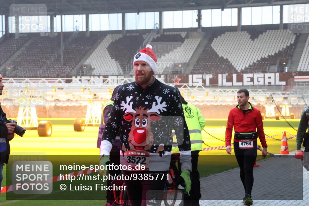 07.12.2025 - St. Pauli X-Mass-Run No. 15 Luisa Fischer http://msf.ph/oto/9385771 07.12.2025 10:18:20 Ziel 15, 3522, 4764, 1161, 1162, 1963, 2663, 2688, 2725, 2952, 3804, 4127, 4227 meine-sportfotos.de