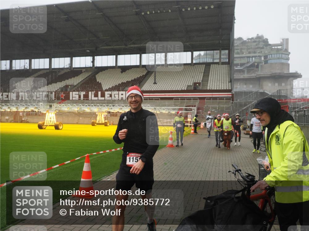 07.12.2025 - St. Pauli X-Mass-Run No. 15 Fabian Wolf http://msf.ph/oto/9385772 07.12.2025 10:14:35 Ziel 1158, 2564, 2617, 2618, 2864, 3565, 4508 meine-sportfotos.de