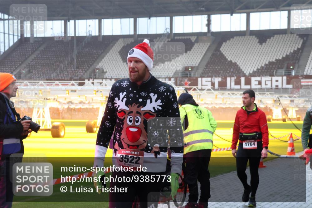 07.12.2025 - St. Pauli X-Mass-Run No. 15 Luisa Fischer http://msf.ph/oto/9385773 07.12.2025 10:18:20 Ziel 15, 3522, 4764, 1161, 1162, 1963, 2663, 2688, 2725, 2952, 3804, 4127, 4227 meine-sportfotos.de
