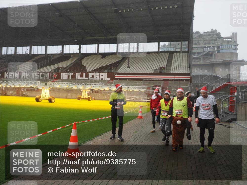07.12.2025 - St. Pauli X-Mass-Run No. 15 Fabian Wolf http://msf.ph/oto/9385775 07.12.2025 10:14:40 Ziel 1158, 2564, 2617, 2618, 2864, 3481, 3565, 4508 meine-sportfotos.de