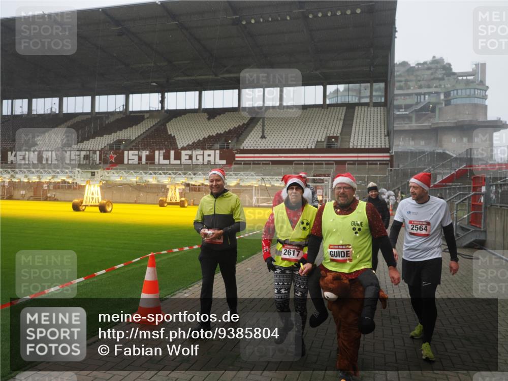 07.12.2025 - St. Pauli X-Mass-Run No. 15 Fabian Wolf http://msf.ph/oto/9385804 07.12.2025 10:14:42 Ziel 1158, 2564, 2617, 2618, 2864, 3481, 3565, 4508 meine-sportfotos.de