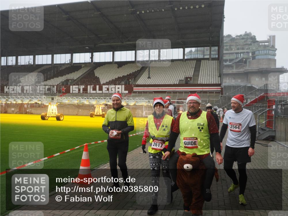 07.12.2025 - St. Pauli X-Mass-Run No. 15 Fabian Wolf http://msf.ph/oto/9385809 07.12.2025 10:14:42 Ziel 1158, 2564, 2617, 2618, 2864, 3481, 3565, 4508 meine-sportfotos.de