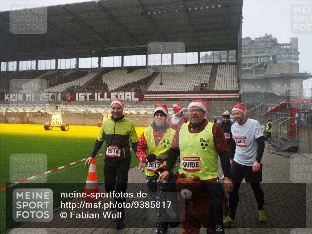 07.12.2025 - St. Pauli X-Mass-Run No. 15 Fabian Wolf http://msf.ph/oto/9385817 07.12.2025 10:14:42 Ziel 1158, 2564, 2617, 2618, 2864, 3481, 3565, 4508 meine-sportfotos.de