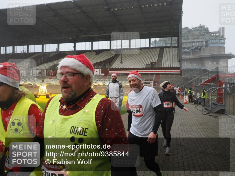 07.12.2025 - St. Pauli X-Mass-Run No. 15 Fabian Wolf http://msf.ph/oto/9385844 07.12.2025 10:14:44 Ziel 2564, 2617, 2618, 2864, 3481, 3565, 4508 meine-sportfotos.de