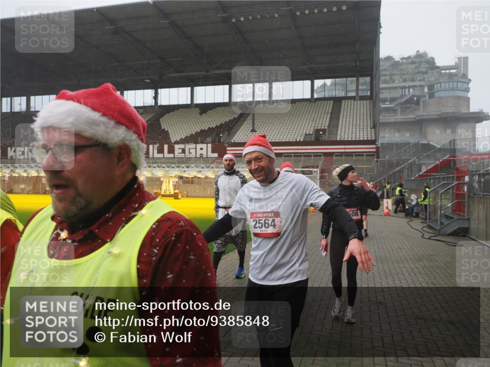 07.12.2025 - St. Pauli X-Mass-Run No. 15 Fabian Wolf http://msf.ph/oto/9385848 07.12.2025 10:14:44 Ziel 2564, 2617, 2618, 2864, 3481, 3565, 4508 meine-sportfotos.de