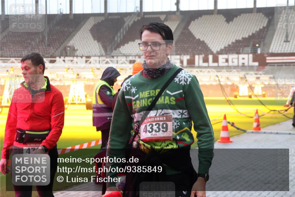 07.12.2025 - St. Pauli X-Mass-Run No. 15 Luisa Fischer http://msf.ph/oto/9385849 07.12.2025 10:18:25 Ziel 47, 15, 4339, 1161, 1162, 1963, 2663, 2952, 3606, 3608, 3804, 4127, 4227 meine-sportfotos.de