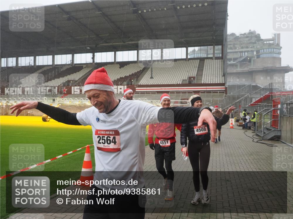 07.12.2025 - St. Pauli X-Mass-Run No. 15 Fabian Wolf http://msf.ph/oto/9385861 07.12.2025 10:14:44 Ziel 2564, 2617, 2618, 2864, 3481, 3565, 4508 meine-sportfotos.de