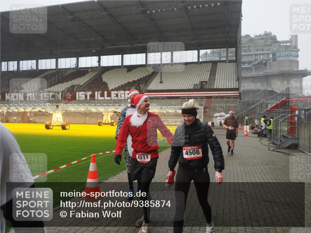 07.12.2025 - St. Pauli X-Mass-Run No. 15 Fabian Wolf http://msf.ph/oto/9385874 07.12.2025 10:14:45 Ziel 2564, 2617, 2618, 2864, 3481, 3565, 4508 meine-sportfotos.de