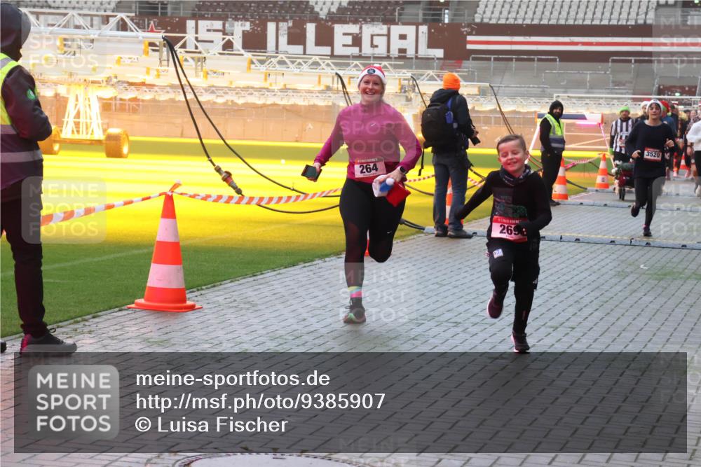 07.12.2025 - St. Pauli X-Mass-Run No. 15 Luisa Fischer http://msf.ph/oto/9385907 07.12.2025 10:18:55 Ziel 264, 269, 3520, 243, 264, 269, 721, 1034, 1607, 1671, 2049, 2152, 2631, 2925, 3520, 3606, 3608, 3862, 4521, 4522, 4524, 4540, 4547 meine-sportfotos.de