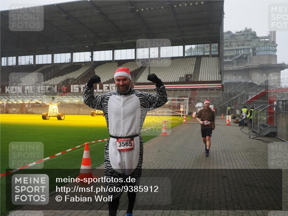 07.12.2025 - St. Pauli X-Mass-Run No. 15 Fabian Wolf http://msf.ph/oto/9385912 07.12.2025 10:14:47 Ziel 1867, 1873, 2864, 3481, 3565, 4508 meine-sportfotos.de