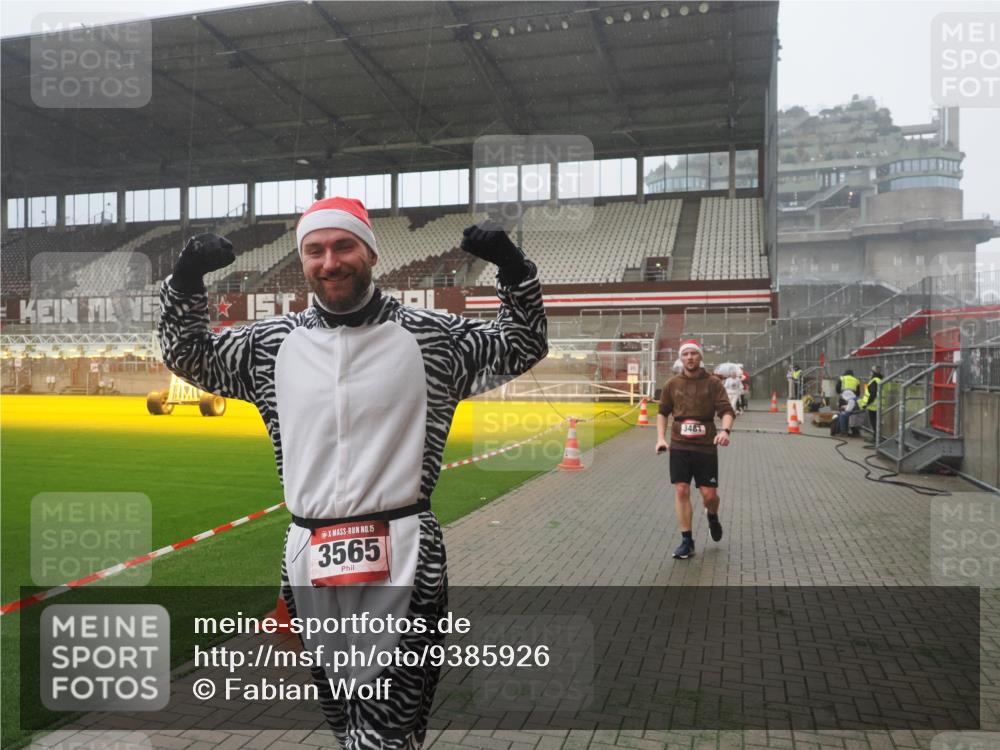 07.12.2025 - St. Pauli X-Mass-Run No. 15 Fabian Wolf http://msf.ph/oto/9385926 07.12.2025 10:14:48 Ziel 1363, 1867, 1869, 1873, 3481, 3565, 4508 meine-sportfotos.de