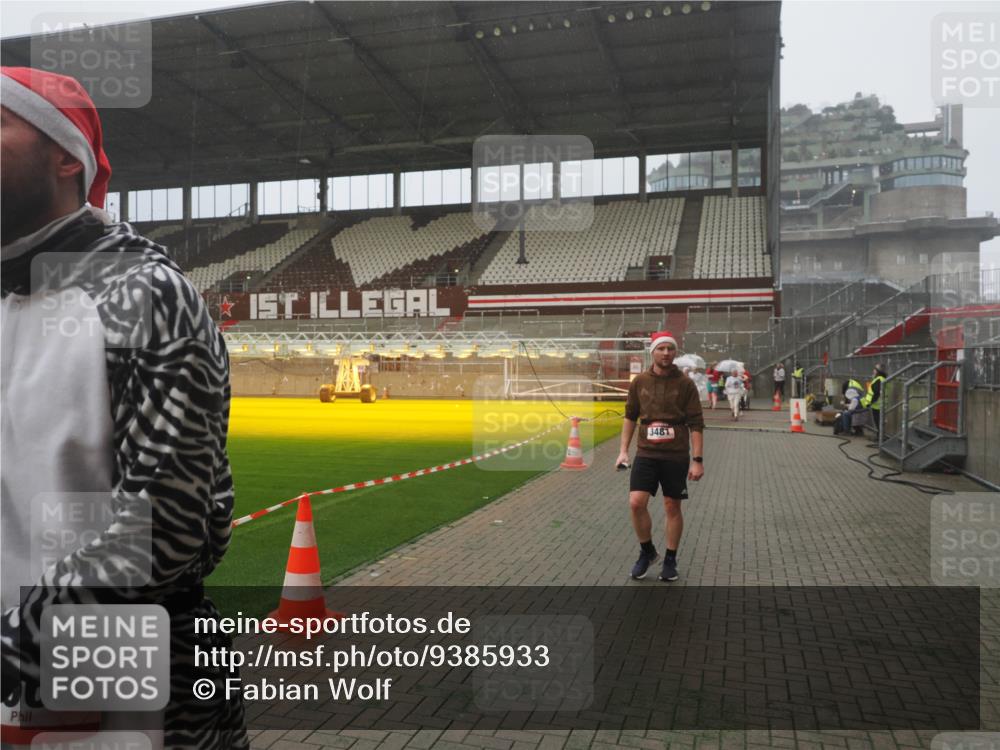 07.12.2025 - St. Pauli X-Mass-Run No. 15 Fabian Wolf http://msf.ph/oto/9385933 07.12.2025 10:14:48 Ziel 1363, 1867, 1869, 1873, 3481, 3565, 4508 meine-sportfotos.de