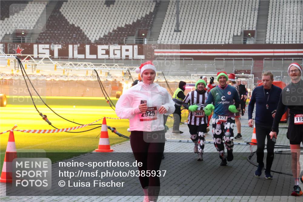 07.12.2025 - St. Pauli X-Mass-Run No. 15 Luisa Fischer http://msf.ph/oto/9385937 07.12.2025 10:19:04 Ziel 2925, 2631, 1671, 115, 243, 264, 269, 721, 1034, 1607, 1671, 2049, 2152, 2631, 2925, 3520, 3606, 3608, 3862, 4521, 4522, 4524, 4540, 4547 meine-sportfotos.de