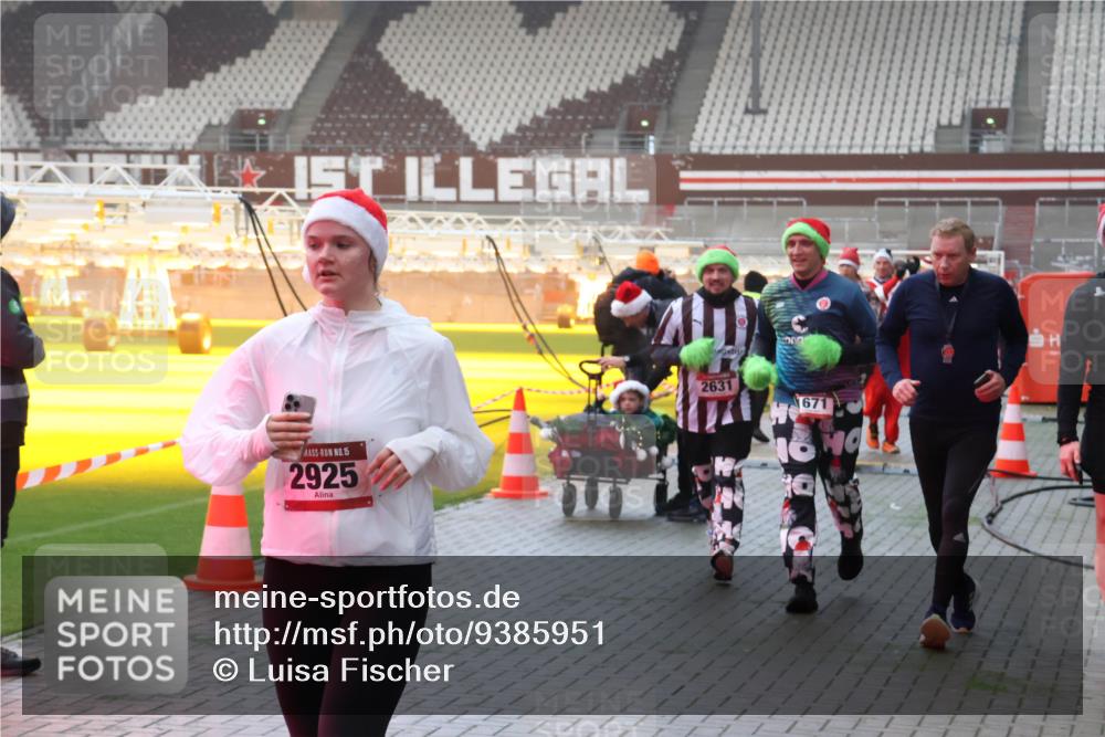 07.12.2025 - St. Pauli X-Mass-Run No. 15 Luisa Fischer http://msf.ph/oto/9385951 07.12.2025 10:19:06 Ziel 15, 2925, 2631, 1671, 243, 264, 269, 721, 1034, 1607, 1671, 2049, 2152, 2631, 2925, 3520, 3606, 3608, 3862, 4331, 4521, 4522, 4524, 4540, 4547 meine-sportfotos.de