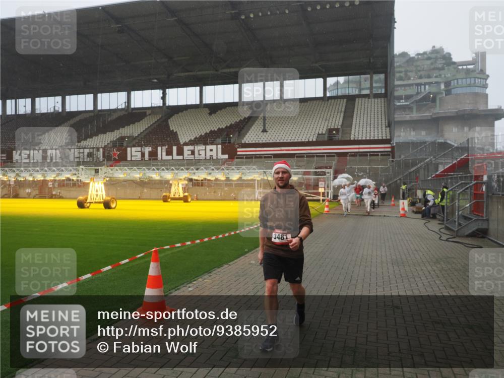 07.12.2025 - St. Pauli X-Mass-Run No. 15 Fabian Wolf http://msf.ph/oto/9385952 07.12.2025 10:14:50 Ziel 1363, 1867, 1869, 1873, 3481, 3565 meine-sportfotos.de