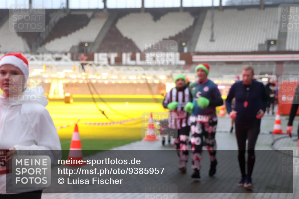 07.12.2025 - St. Pauli X-Mass-Run No. 15 Luisa Fischer http://msf.ph/oto/9385957 07.12.2025 10:19:06 Ziel 243, 264, 269, 721, 1034, 1607, 1671, 2049, 2152, 2631, 2925, 3520, 3606, 3608, 3862, 4331, 4521, 4522, 4524, 4540, 4547 meine-sportfotos.de