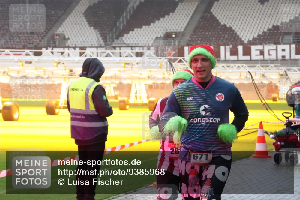 07.12.2025 - St. Pauli X-Mass-Run No. 15 Luisa Fischer http://msf.ph/oto/9385968 07.12.2025 10:19:08 Ziel 1919, 26, 671, 10, 243, 264, 269, 721, 1034, 1607, 1671, 2049, 2152, 2631, 2925, 3520, 3606, 3608, 3862, 3975, 3976, 4331, 4521, 4522, 4524, 4540, 4547 meine-sportfotos.de