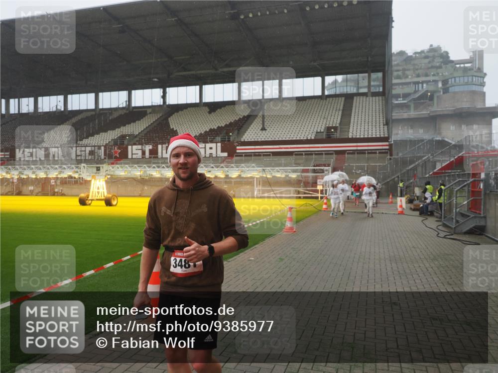 07.12.2025 - St. Pauli X-Mass-Run No. 15 Fabian Wolf http://msf.ph/oto/9385977 07.12.2025 10:14:51 Ziel 1363, 1867, 1869, 1873, 3481, 3565, 4001, 4004 meine-sportfotos.de