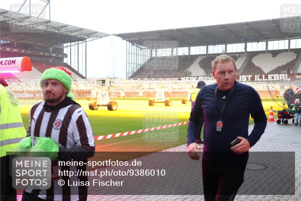 07.12.2025 - St. Pauli X-Mass-Run No. 15 Luisa Fischer http://msf.ph/oto/9386010 07.12.2025 10:19:10 Ziel 2631, 243, 264, 269, 721, 1034, 1607, 1671, 2049, 2152, 2631, 2925, 3455, 3520, 3606, 3608, 3862, 3975, 3976, 4330, 4331, 4498, 4521, 4522, 4524, 4540, 4547 meine-sportfotos.de