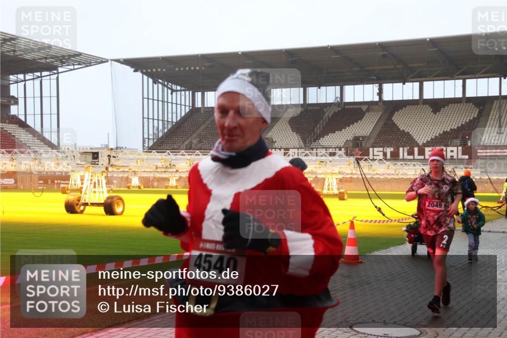 07.12.2025 - St. Pauli X-Mass-Run No. 15 Luisa Fischer http://msf.ph/oto/9386027 07.12.2025 10:19:15 Ziel 4540, 2049, 243, 264, 269, 721, 1034, 1607, 1671, 2049, 2152, 2631, 2925, 3455, 3520, 3724, 3862, 3975, 3976, 4330, 4331, 4436, 4437, 4438, 4473, 4475, 4498, 4521, 4522, 4524, 4540, 4547 meine-sportfotos.de