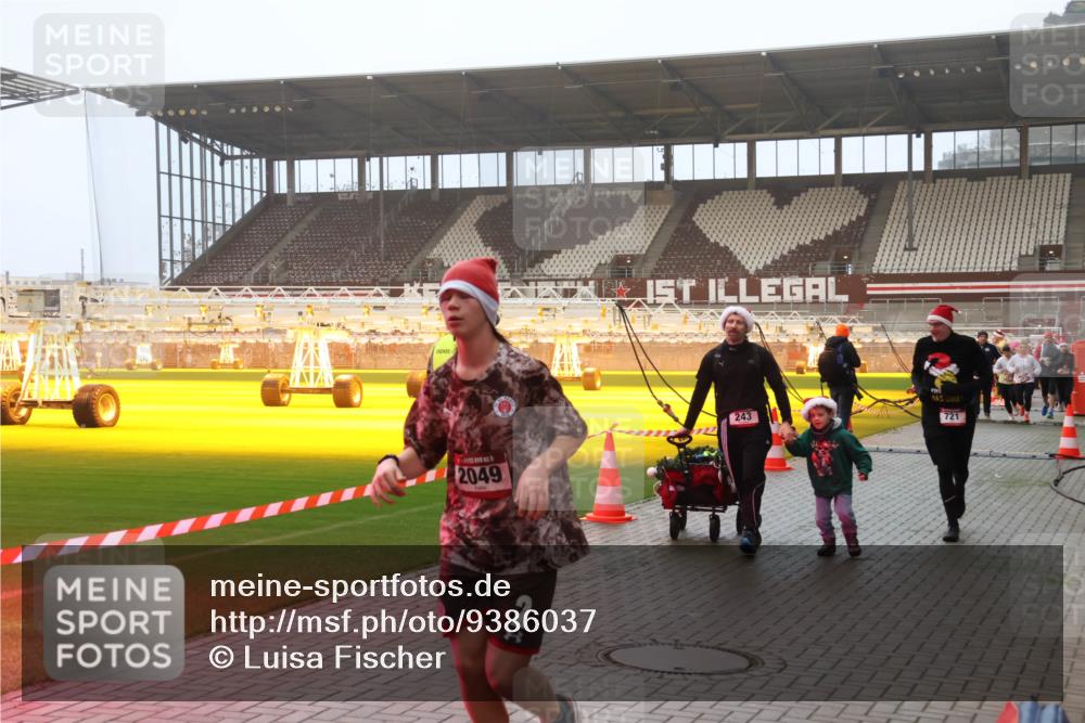 07.12.2025 - St. Pauli X-Mass-Run No. 15 Luisa Fischer http://msf.ph/oto/9386037 07.12.2025 10:19:16 Ziel 2049, 2, 243, 721, 243, 264, 269, 721, 1034, 1607, 1671, 2049, 2152, 2631, 2925, 3455, 3520, 3724, 3862, 3975, 3976, 4330, 4331, 4436, 4437, 4438, 4473, 4475, 4498, 4521, 4522, 4524, 4540, 4547 meine-sportfotos.de