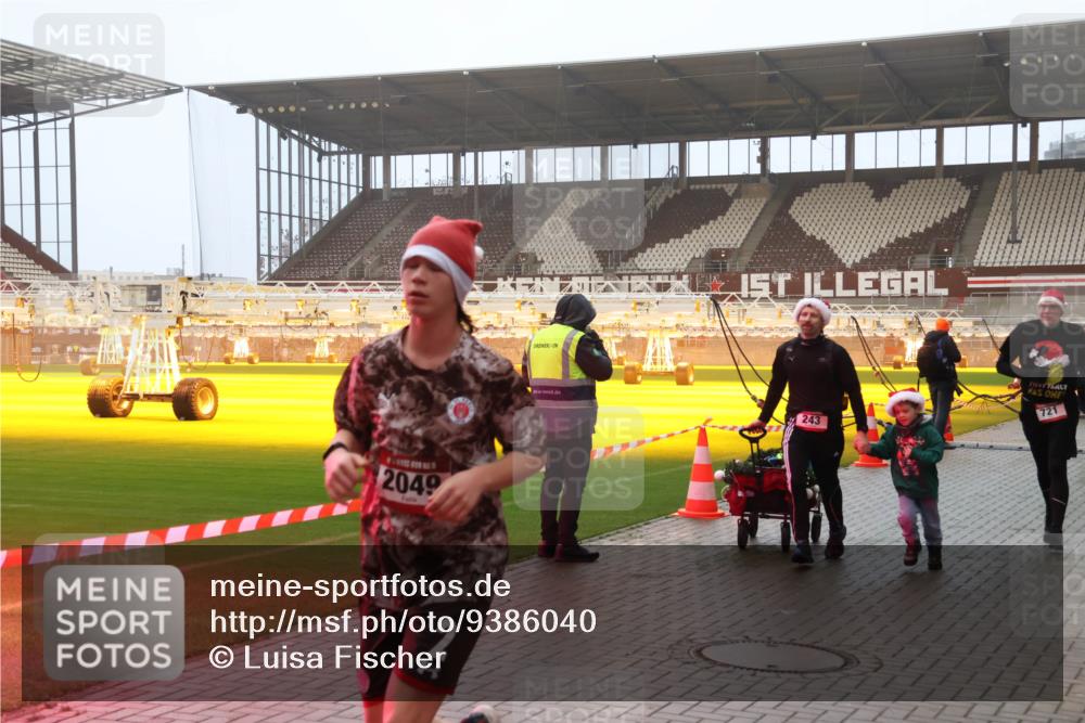 07.12.2025 - St. Pauli X-Mass-Run No. 15 Luisa Fischer http://msf.ph/oto/9386040 07.12.2025 10:19:16 Ziel 2049, 2, 243, 721, 243, 264, 269, 721, 1034, 1607, 1671, 2049, 2152, 2631, 2925, 3455, 3520, 3724, 3862, 3975, 3976, 4330, 4331, 4436, 4437, 4438, 4473, 4475, 4498, 4521, 4522, 4524, 4540, 4547 meine-sportfotos.de