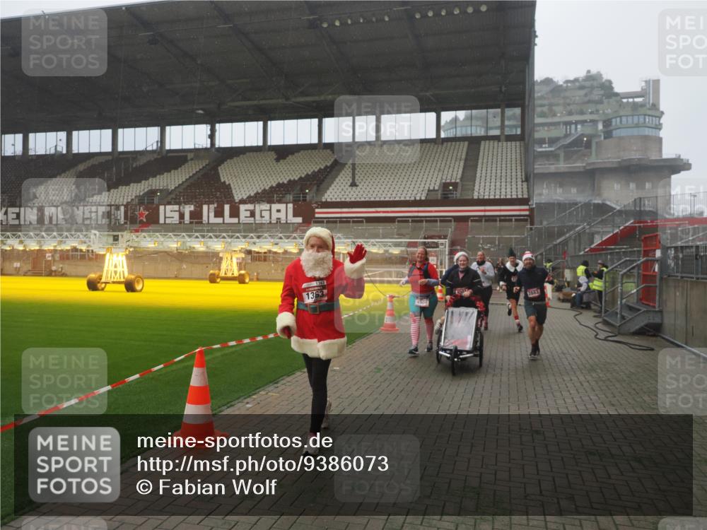 07.12.2025 - St. Pauli X-Mass-Run No. 15 Fabian Wolf http://msf.ph/oto/9386073 07.12.2025 10:15:00 Ziel 762, 1363, 1867, 1869, 1873, 2883, 2891, 3741, 4001, 4004 meine-sportfotos.de