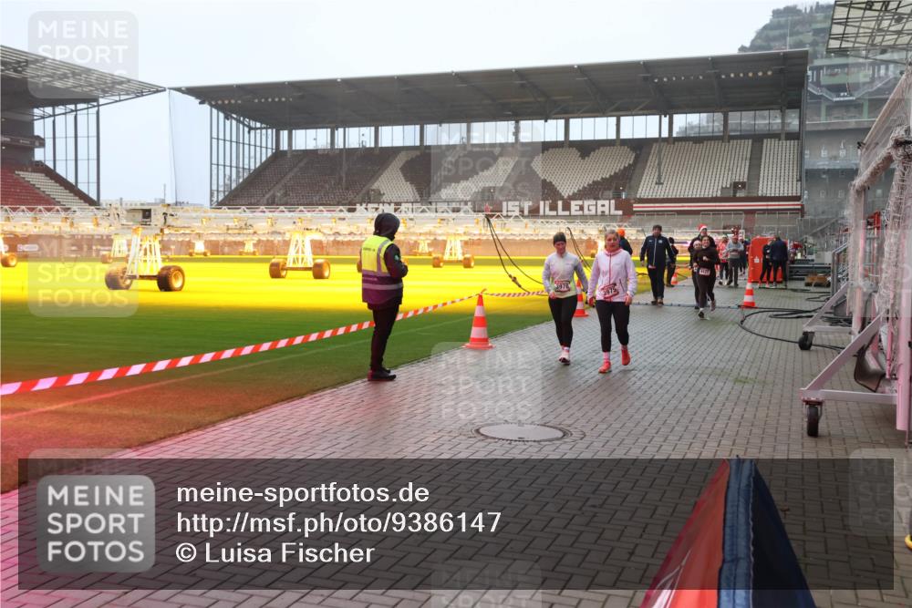 07.12.2025 - St. Pauli X-Mass-Run No. 15 Luisa Fischer http://msf.ph/oto/9386147 07.12.2025 10:19:25 Ziel 3976, 3975, 447, 243, 264, 269, 721, 1034, 1607, 1671, 2152, 2631, 2925, 3455, 3724, 3862, 3975, 3976, 4330, 4331, 4436, 4437, 4438, 4466, 4473, 4475, 4498, 4521, 4522, 4524, 4547 meine-sportfotos.de