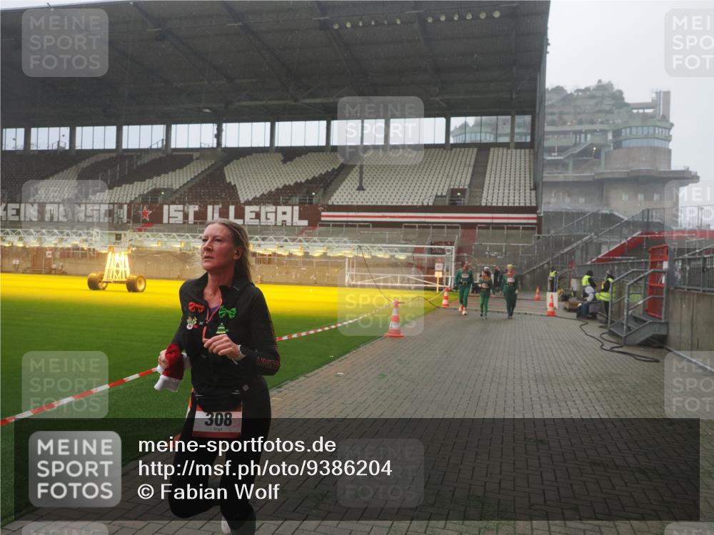 07.12.2025 - St. Pauli X-Mass-Run No. 15 Fabian Wolf http://msf.ph/oto/9386204 07.12.2025 10:15:09 Ziel 308, 438, 762, 2666, 2667, 2668, 2883, 2891, 3741, 4001, 4004 meine-sportfotos.de