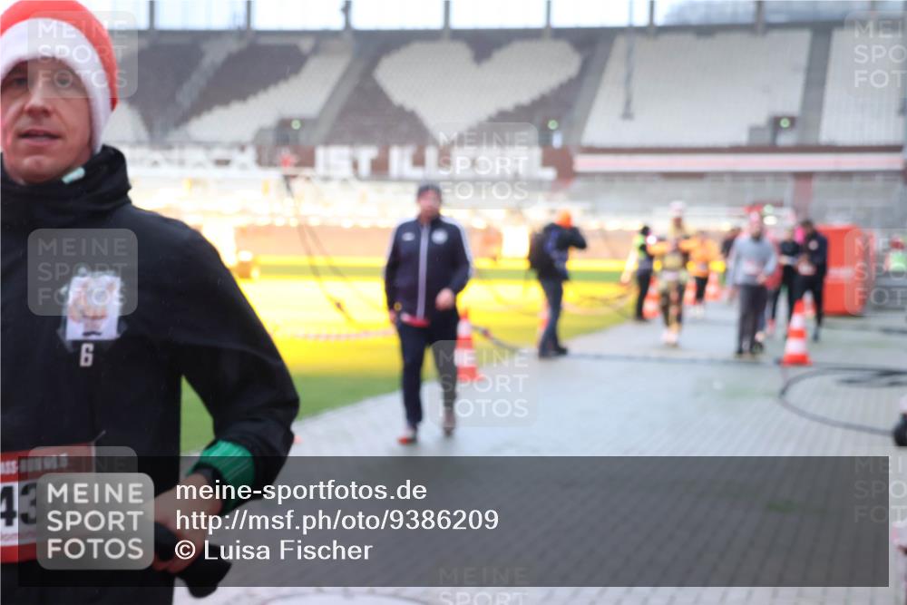 07.12.2025 - St. Pauli X-Mass-Run No. 15 Luisa Fischer http://msf.ph/oto/9386209 07.12.2025 10:19:32 Ziel 9, 5, 436, 721, 1034, 2152, 2925, 3011, 3013, 3455, 3695, 3724, 3862, 3975, 3976, 4115, 4330, 4331, 4436, 4437, 4438, 4466, 4473, 4475, 4498, 4521, 4522, 4524, 4547 meine-sportfotos.de