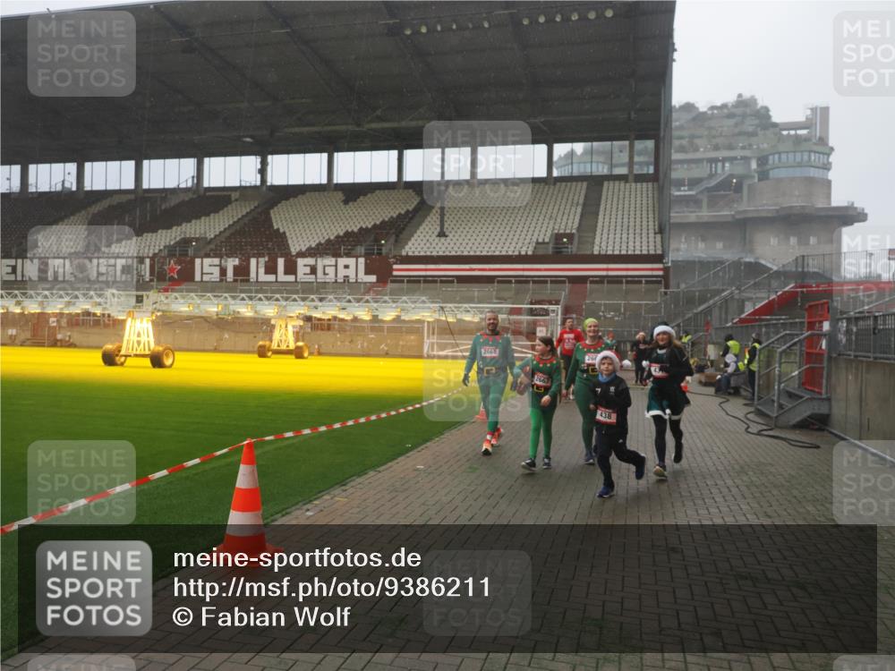 07.12.2025 - St. Pauli X-Mass-Run No. 15 Fabian Wolf http://msf.ph/oto/9386211 07.12.2025 10:15:16 Ziel 308, 431, 436, 438, 1180, 1183, 1885, 2666, 2667, 2668, 2883, 3103, 3741, 4536 meine-sportfotos.de