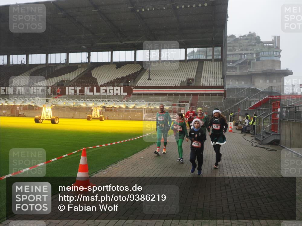 07.12.2025 - St. Pauli X-Mass-Run No. 15 Fabian Wolf http://msf.ph/oto/9386219 07.12.2025 10:15:17 Ziel 308, 431, 436, 438, 1180, 1183, 1885, 2666, 2667, 2668, 3103, 3741, 4494, 4536 meine-sportfotos.de