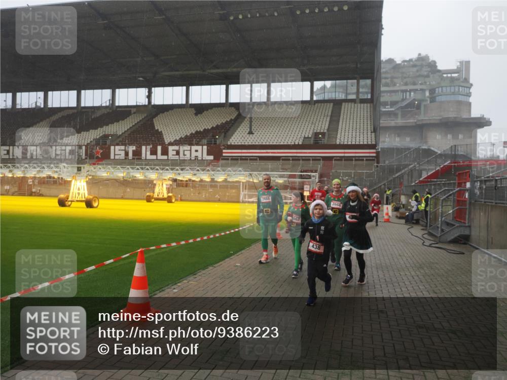07.12.2025 - St. Pauli X-Mass-Run No. 15 Fabian Wolf http://msf.ph/oto/9386223 07.12.2025 10:15:17 Ziel 308, 431, 436, 438, 1180, 1183, 1885, 2666, 2667, 2668, 3103, 3741, 4494, 4536 meine-sportfotos.de
