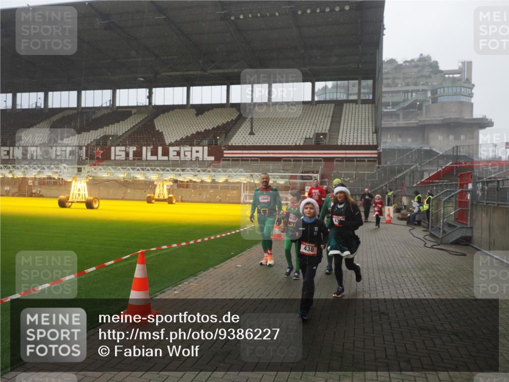 07.12.2025 - St. Pauli X-Mass-Run No. 15 Fabian Wolf http://msf.ph/oto/9386227 07.12.2025 10:15:17 Ziel 308, 431, 436, 438, 1180, 1183, 1885, 2666, 2667, 2668, 3103, 3741, 4494, 4536 meine-sportfotos.de
