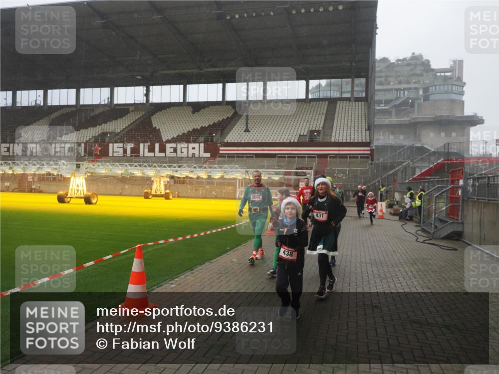 07.12.2025 - St. Pauli X-Mass-Run No. 15 Fabian Wolf http://msf.ph/oto/9386231 07.12.2025 10:15:17 Ziel 308, 431, 436, 438, 1180, 1183, 1885, 2666, 2667, 2668, 3103, 3741, 4494, 4536 meine-sportfotos.de