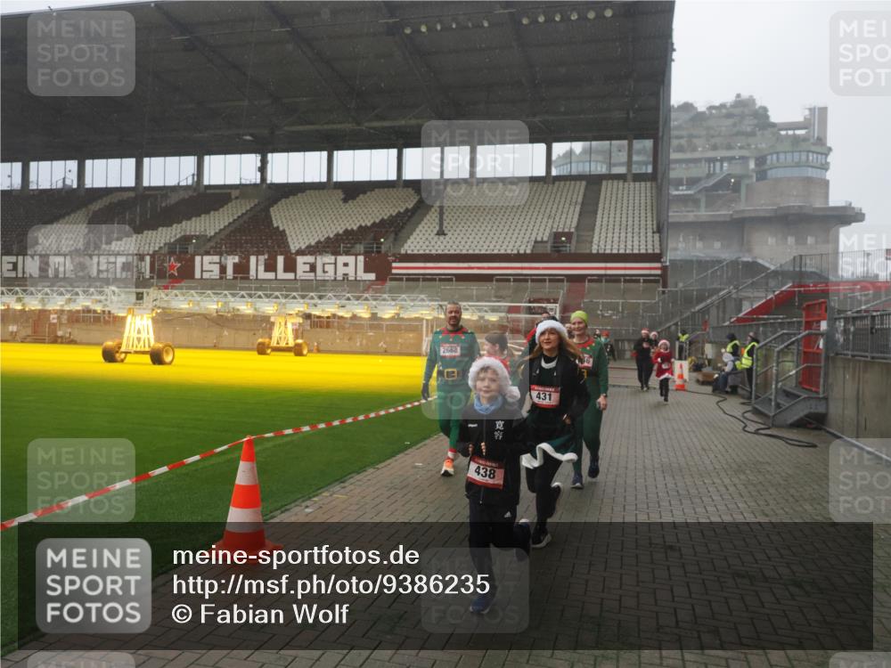 07.12.2025 - St. Pauli X-Mass-Run No. 15 Fabian Wolf http://msf.ph/oto/9386235 07.12.2025 10:15:18 Ziel 308, 431, 436, 438, 1180, 1183, 1885, 2666, 2667, 2668, 3103, 3741, 4494, 4536 meine-sportfotos.de