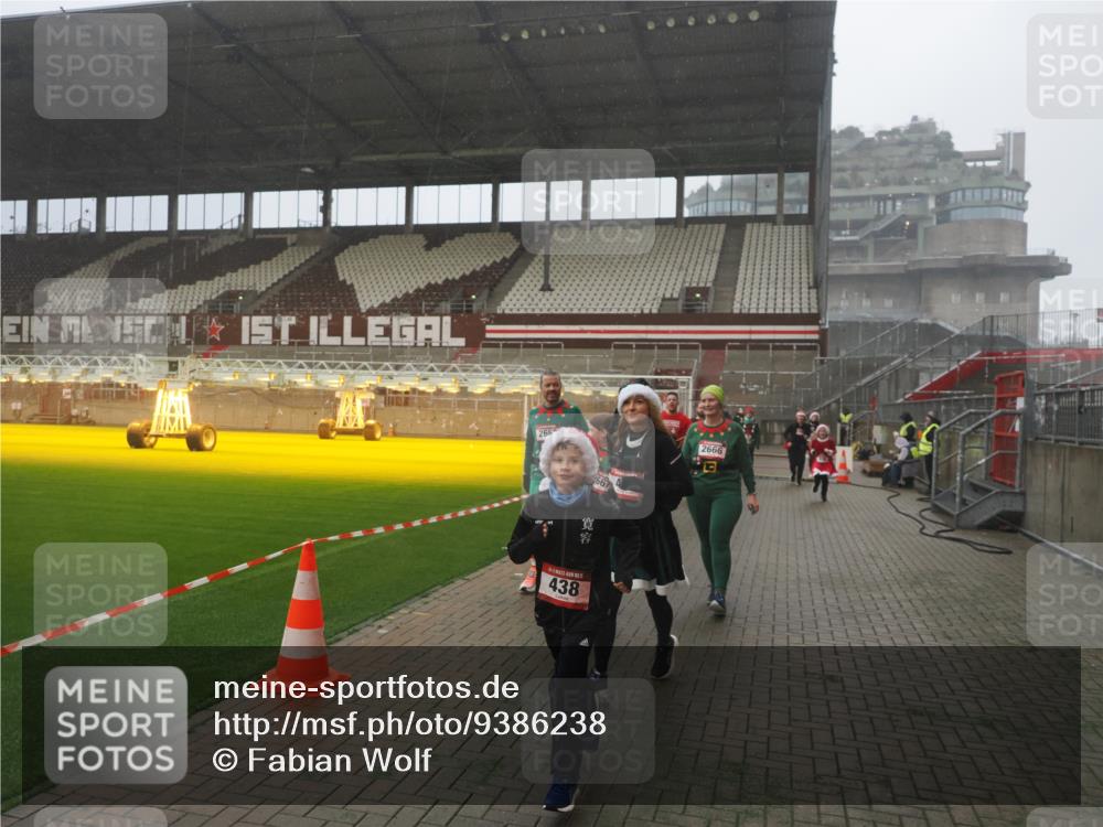 07.12.2025 - St. Pauli X-Mass-Run No. 15 Fabian Wolf http://msf.ph/oto/9386238 07.12.2025 10:15:18 Ziel 308, 431, 436, 438, 1180, 1183, 1885, 2666, 2667, 2668, 3103, 3741, 4494, 4536 meine-sportfotos.de