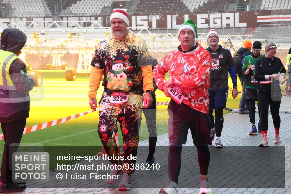 07.12.2025 - St. Pauli X-Mass-Run No. 15 Luisa Fischer http://msf.ph/oto/9386240 07.12.2025 10:19:45 Ziel 15, 3229, 3874, 98, 36, 658, 661, 2750, 3011, 3013, 3455, 3695, 3724, 3975, 3976, 4038, 4074, 4115, 4330, 4331, 4436, 4437, 4438, 4466, 4473, 4475, 4498 meine-sportfotos.de