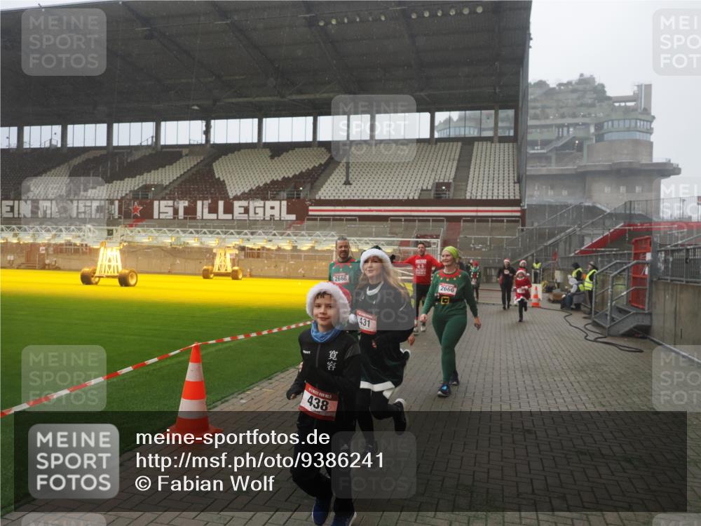 07.12.2025 - St. Pauli X-Mass-Run No. 15 Fabian Wolf http://msf.ph/oto/9386241 07.12.2025 10:15:18 Ziel 308, 431, 436, 438, 1180, 1183, 1885, 2666, 2667, 2668, 3103, 3741, 4494, 4536 meine-sportfotos.de