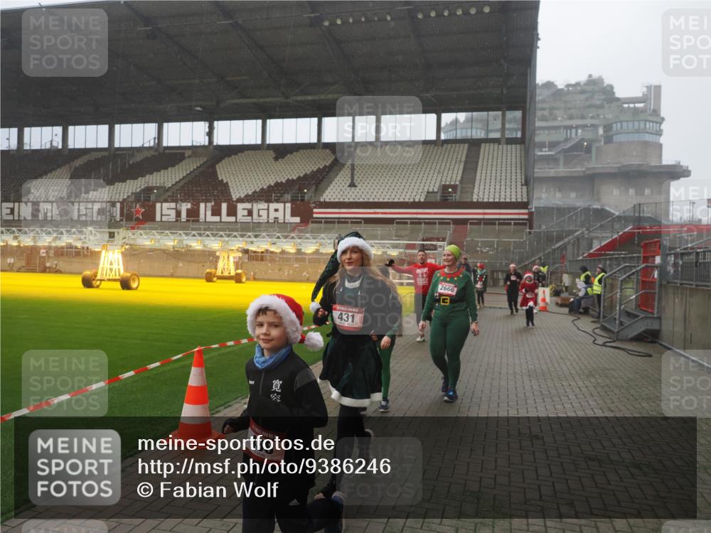 07.12.2025 - St. Pauli X-Mass-Run No. 15 Fabian Wolf http://msf.ph/oto/9386246 07.12.2025 10:15:18 Ziel 308, 431, 436, 438, 1180, 1183, 1885, 2666, 2667, 2668, 3103, 3741, 4494, 4536 meine-sportfotos.de