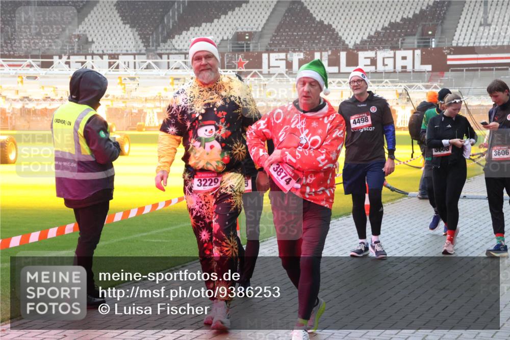 07.12.2025 - St. Pauli X-Mass-Run No. 15 Luisa Fischer http://msf.ph/oto/9386253 07.12.2025 10:19:46 Ziel 15, 3229, 0, 3874, 4498, 3608, 3606, 658, 661, 2750, 3011, 3013, 3455, 3695, 3724, 3975, 3976, 4038, 4074, 4115, 4330, 4331, 4436, 4437, 4438, 4466, 4473, 4475, 4498 meine-sportfotos.de
