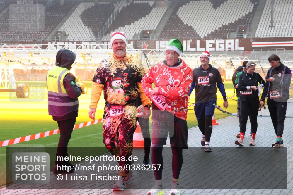 07.12.2025 - St. Pauli X-Mass-Run No. 15 Luisa Fischer http://msf.ph/oto/9386257 07.12.2025 10:19:46 Ziel 3229, 10, 3874, 4498, 3608, 3606, 658, 661, 2750, 3011, 3013, 3455, 3695, 3724, 3975, 3976, 4038, 4074, 4115, 4330, 4331, 4436, 4437, 4438, 4466, 4473, 4475, 4498 meine-sportfotos.de