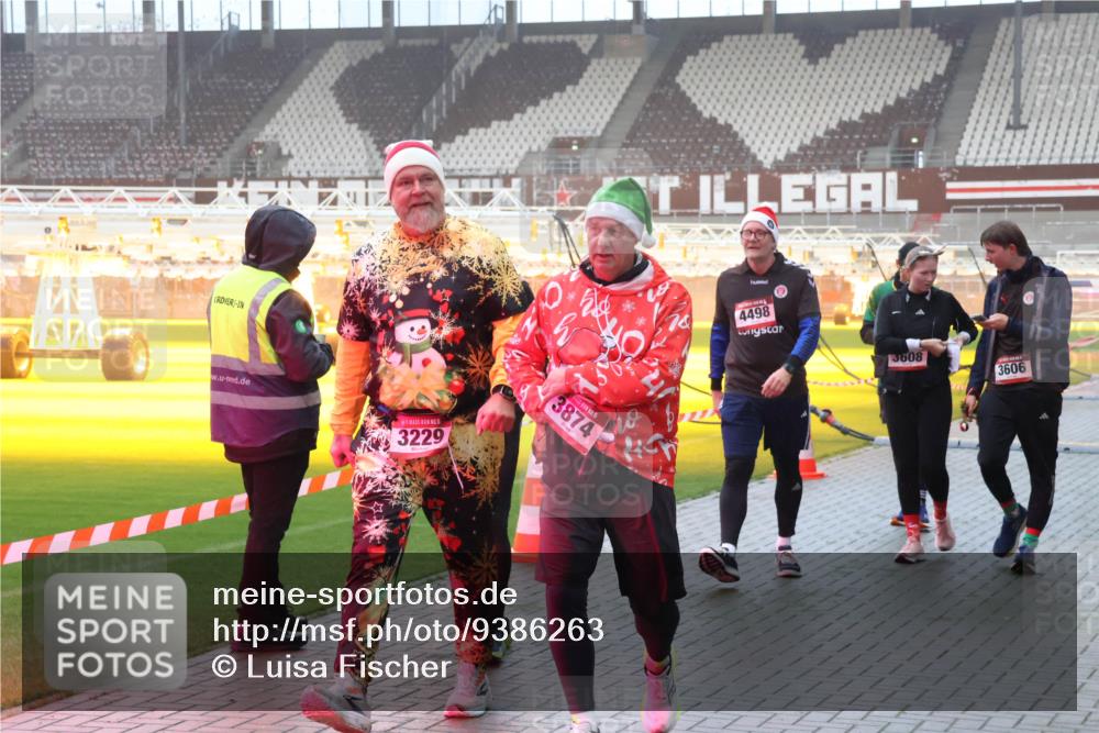 07.12.2025 - St. Pauli X-Mass-Run No. 15 Luisa Fischer http://msf.ph/oto/9386263 07.12.2025 10:19:46 Ziel 3229, 3874, 70, 4498, 3608, 3606, 658, 661, 2750, 3011, 3013, 3455, 3695, 3724, 3975, 3976, 4038, 4074, 4115, 4330, 4331, 4436, 4437, 4438, 4466, 4473, 4475, 4498 meine-sportfotos.de