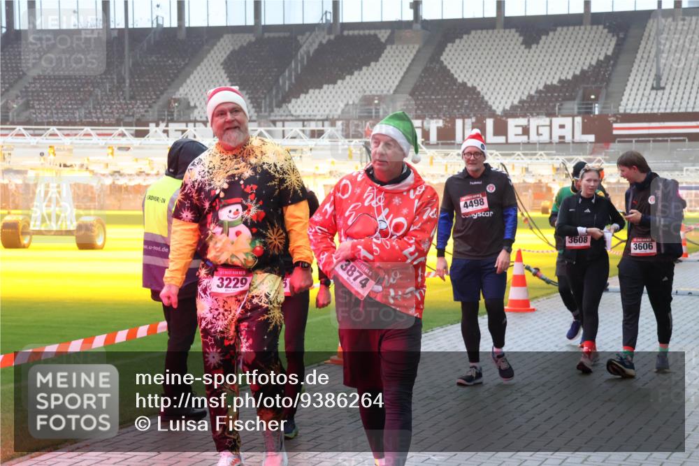 07.12.2025 - St. Pauli X-Mass-Run No. 15 Luisa Fischer http://msf.ph/oto/9386264 07.12.2025 10:19:47 Ziel 15, 3229, 3874, 15, 4498, 3608, 3606, 658, 661, 2750, 3011, 3013, 3455, 3695, 3724, 3975, 3976, 4038, 4074, 4115, 4330, 4331, 4436, 4437, 4438, 4466, 4473, 4475, 4498 meine-sportfotos.de