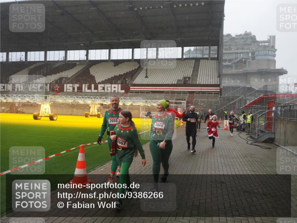 07.12.2025 - St. Pauli X-Mass-Run No. 15 Fabian Wolf http://msf.ph/oto/9386266 07.12.2025 10:15:20 Ziel 308, 431, 436, 438, 1180, 1183, 1885, 2666, 2667, 2668, 3103, 4494, 4536 meine-sportfotos.de