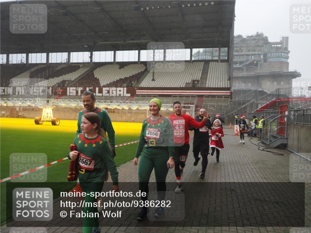 07.12.2025 - St. Pauli X-Mass-Run No. 15 Fabian Wolf http://msf.ph/oto/9386282 07.12.2025 10:15:20 Ziel 308, 431, 436, 438, 1180, 1183, 1885, 2666, 2667, 2668, 3103, 4494, 4536 meine-sportfotos.de